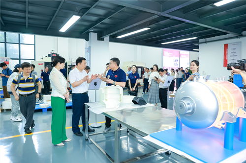 創意變產品摁下“快捷鍵”——麓山實驗室CMF與快速成型服務中心揭牌，代駕服務迎來新突破